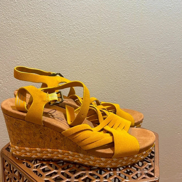 Zodiac Women's Paola wedge Sandal, Yellow, size 9M - Picture 2 of 6